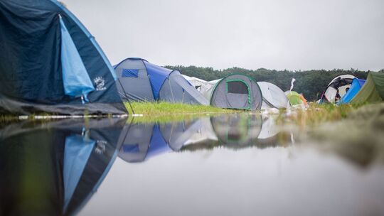 Zelte auf Hurricane-Festival stehen nach Unwetter unter Wasser