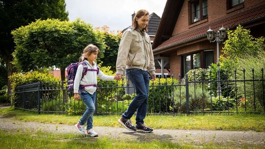 Vater und Tochter üben den Schulweg