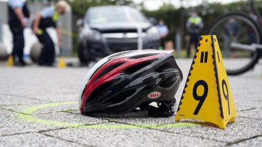 Polizei sichert bei einer Vorführung Spuren eines Unfalls