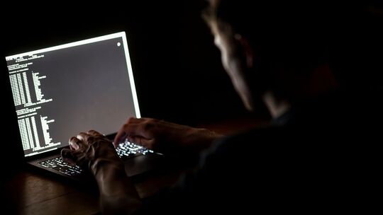 Hybride Bedrohungen und Cyberangriffe