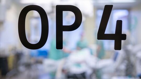 Ärzte operieren in einem OP-Saal im Krankenhaus