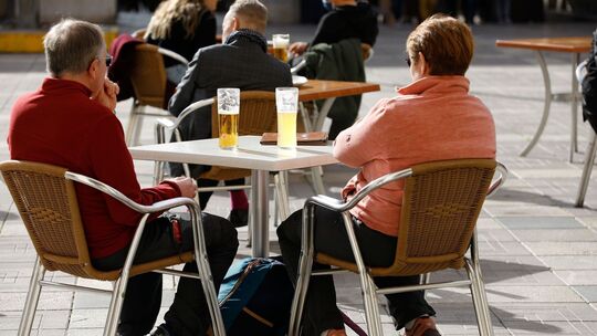 Menschen sitzen in einem Café in Palma