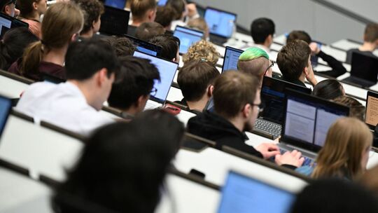 Studenten sitzen in einem Hörsaal der Universität in Tübingen
