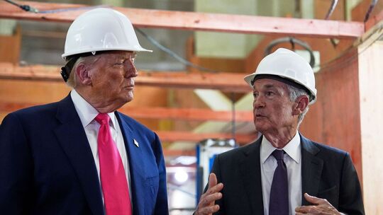 US-Präsident Trump besucht die Fed mit US-Notenbank-Chef Powell.