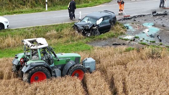 Schwerer Unfall zwischen Traktor und Auto