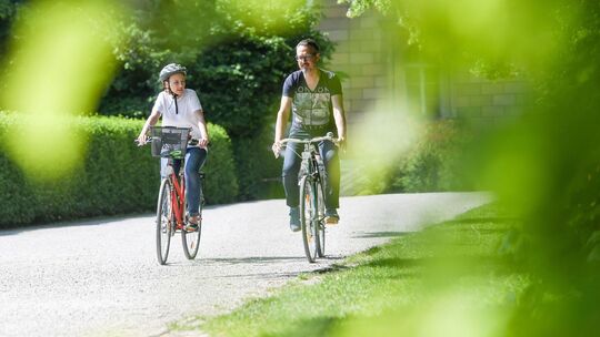 Ein Mann und eine Frau fahren Fahrrad