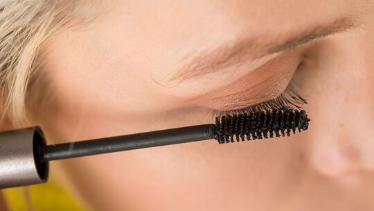 Eine Frau trägt Mascara auf