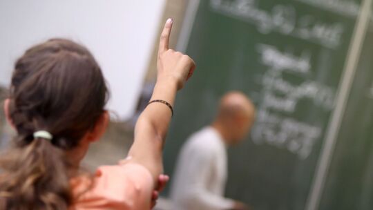 Eine Schülerin meldet sich im Unterricht