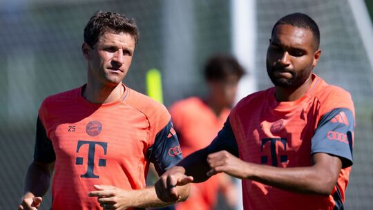 Thomas Müller (l) und Jonathan Tah