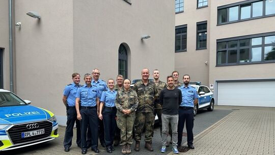 Gemeinsame Übung der Polizei Idar-Oberstein und der Bundeswehr zur Detektion von Drohnen im Bereich der Bundeswehrkaserne. Gemeinsame Übung der Polizei Idar-Oberstein und der Bundeswehr zur Detektion von Drohnen im Bereich der Bundeswehrkaserne.
