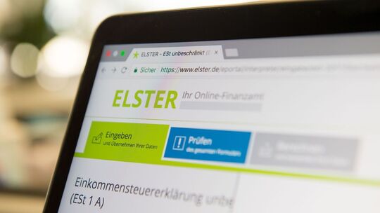 Elster auf einem Laptop