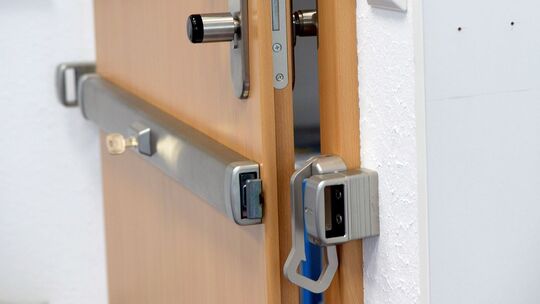 Querriegelschloss an einer Wohnungstür