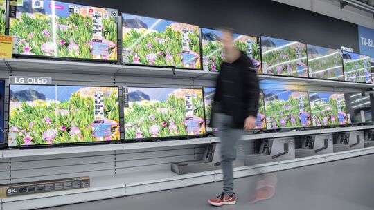 Fernseher stehen in einem Elektronikmarkt