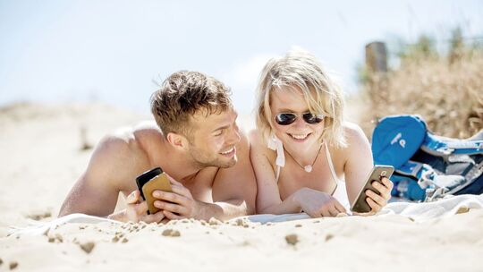Ein Paar liegt am Strand