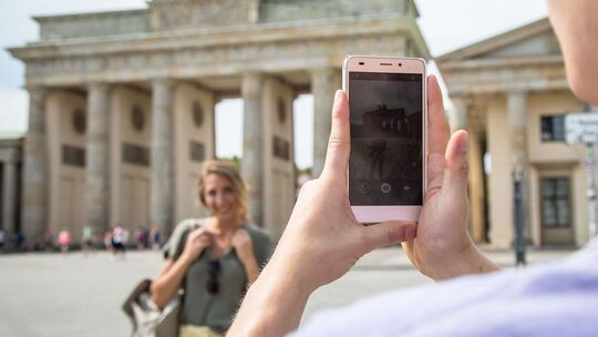Ein Mann fotografiert eine Frau