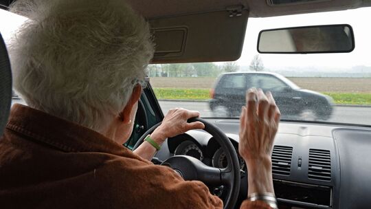 Seniorin fährt Auto