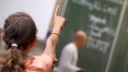 Eine Schülerin meldet sich im Unterricht