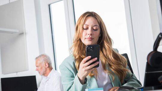 Zwei Kollegen arbeiten in einem Büro