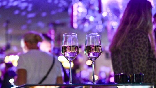 Zwei Gläser stehen unbeaufsichtigt auf einem Tisch im Club