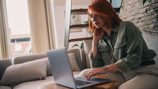 Eine Frau nutzt einen Laptop