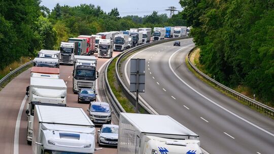 Kilometerlanger Stau auf A12 wegen Grenzkontrollen