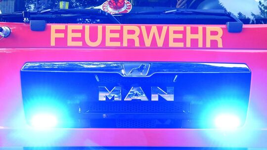 Feuer in Mehrfamilienhaus in Kiel – zwei Menschen verletzt