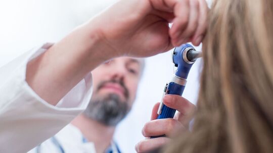Ein Arzt untersucht eine Patientin