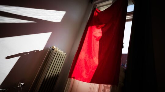 Ein nasses Tuch hängt vor einem Fenster