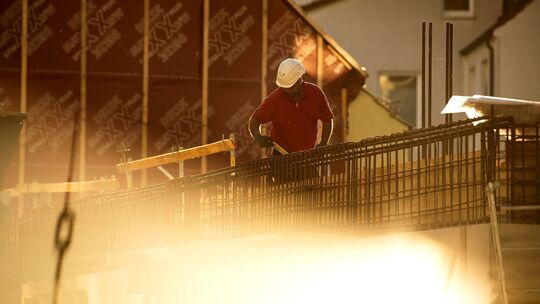 Ein Bauarbeiter auf einer Baustelle