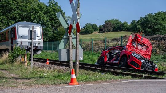 Jugendliche stirbt bei Zusammenstoß von Auto mit Regionalbahn