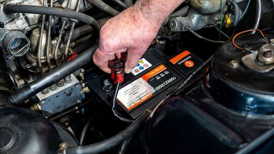 Ein Mann überprüft eine Autobatterie
