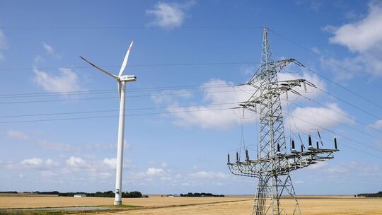Windrad und Strommast