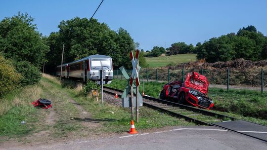 Jugendliche stirbt bei Zusammenstoß von Auto mit Regionalbahn