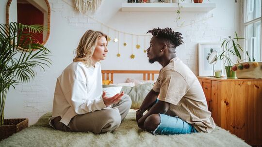 Mann und Frau führen ein ernstes Gespräch
