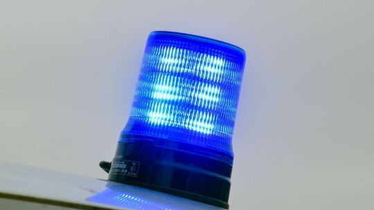 Blaulicht auf Zivilstreifen-Fahrzeug der Polizei