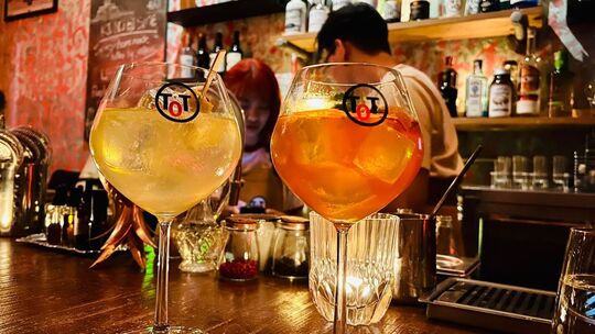 Drinks stehen auf der Theke einer Bar