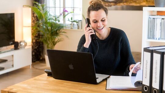 Eine Frau telefoniert im Homeoffice