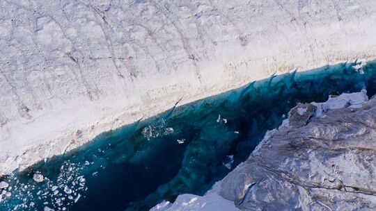 Studie: See auf Grönland-Gletscher sprengt Risse ins Eis