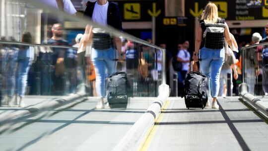 Passagiere am Flughafen von Palma de Mallorca