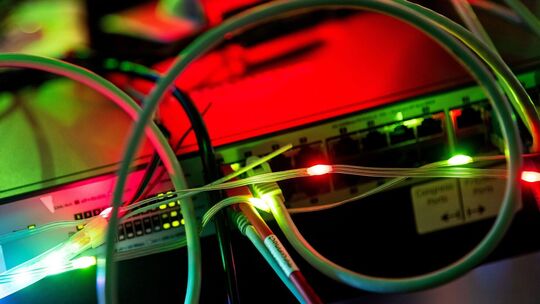 Kabel und Lampen blinken an einem PC