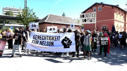 Demo nach Tod eines Jugendlichen in JVA
