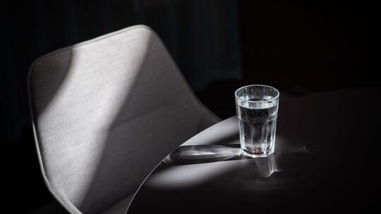 Ein Glas Wasser steht auf einem Tisch