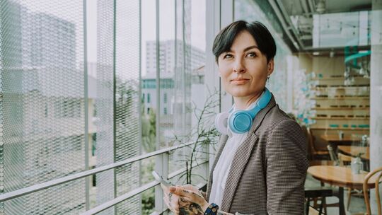 Eine Frau mit Tattoos steht in einem Büro