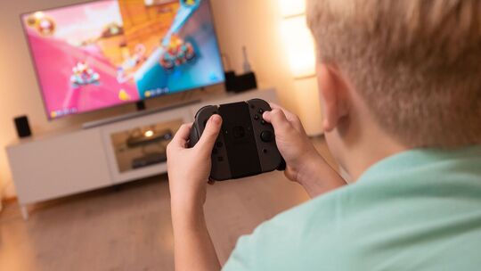 Ein Junge spielt auf einer Spielekonsole