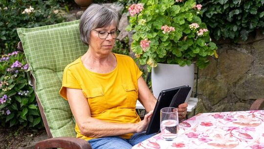 Frau schaut auf ein Tablet