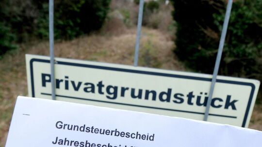 Ein Grundsteuerbescheid vor einem Privatgrundstück