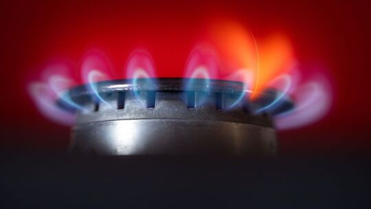 Flamme eines Gasherdes brennt in einer Küche