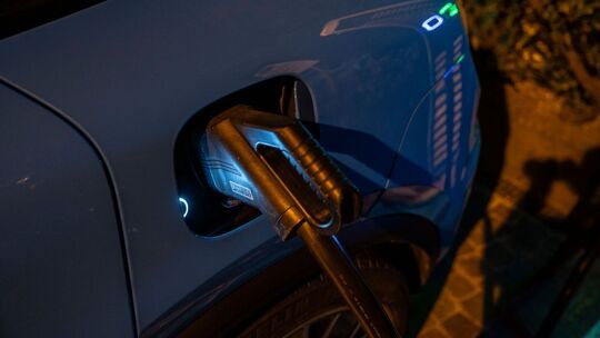 Porsche Macan E-Modell wird geladen