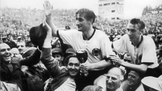 Fußball-WM 1954 - Fritz Walter und Horst Eckel nach dem Finale