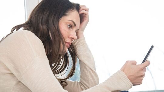 Frau mit Smartphone